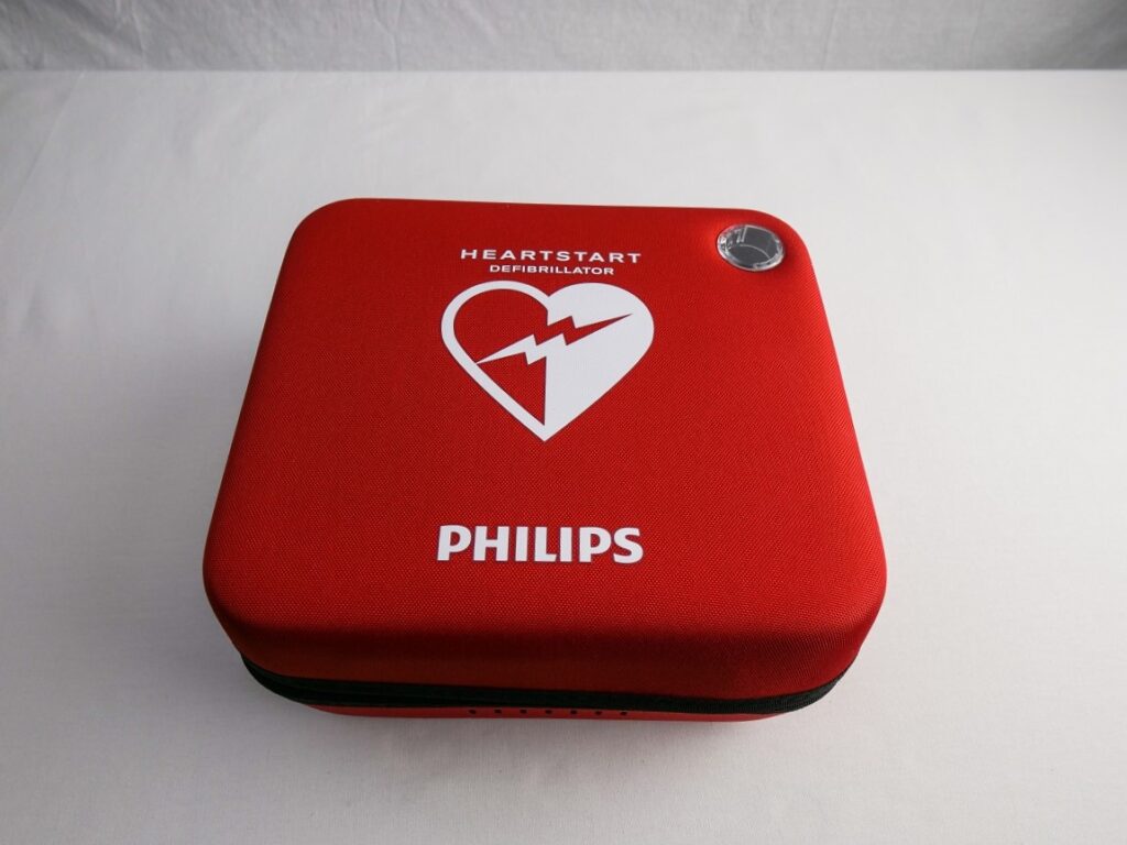 Santinel - Ensemble défibrillateur HeartStart FRx et accessoires (Fr) - Trousse fermée de côté